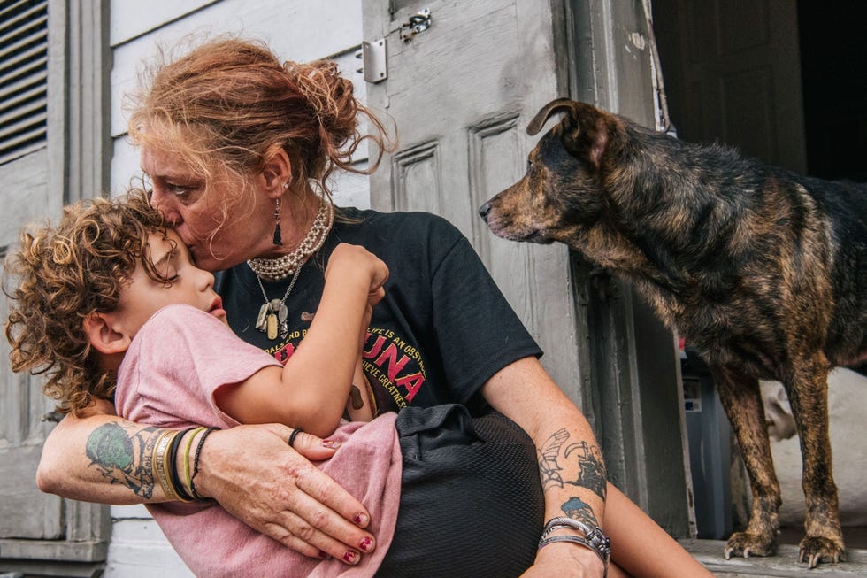 https://i.natgeofe.com/n/31b55057-c726-432a-9290-1830cb0e41a6/GettyImages-1337071551.jpg Vr de komst van hurricane Ida stelt Ann Colette Boudreaux in New Orleans haar kleinzoon Abel gerust Ida trok een verwoestend spoor door de staat Louisiana nadat ze afgelopen zondagmiddag als een uiterst krachtige hurricane van categorie 4 aan land was gekomen