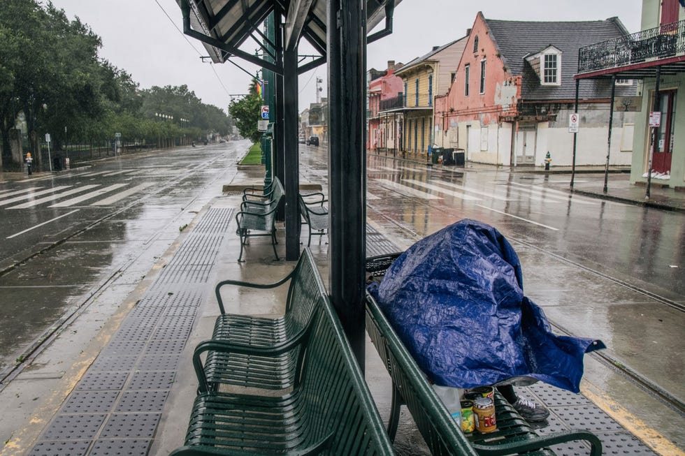 Voorafgaand aan de komst van hurricane Ida heeft iemand beschutting gezocht onder de overkapping van een tramhalte in New Orleans Louisiana