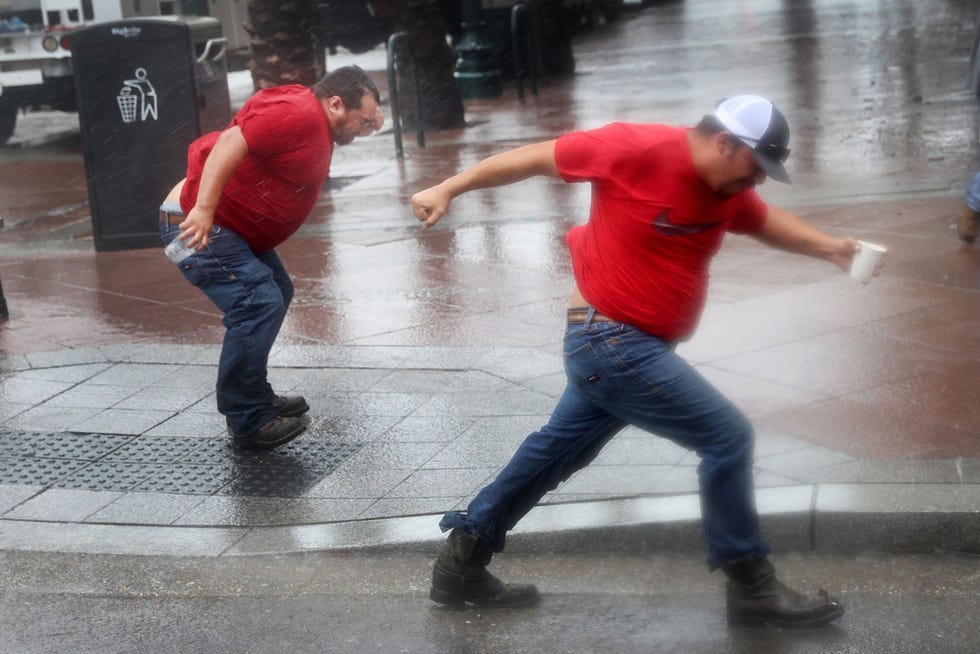 https://i.natgeofe.com/n/ff3ef791-ac60-4378-9217-bc9f5847b9f7/GettyImages-1337105635.jpg Leden van een reparatieteam in New Orleans vechten tegen de harde wind van hurricane Ida terwijl ze wachten totdat het ergste van de storm voorbij is Meteen daarna begonnen ze aan het herstellen van de stroomvoorziening Ida kwam zondag ten zuidwesten van New Orleans aan land