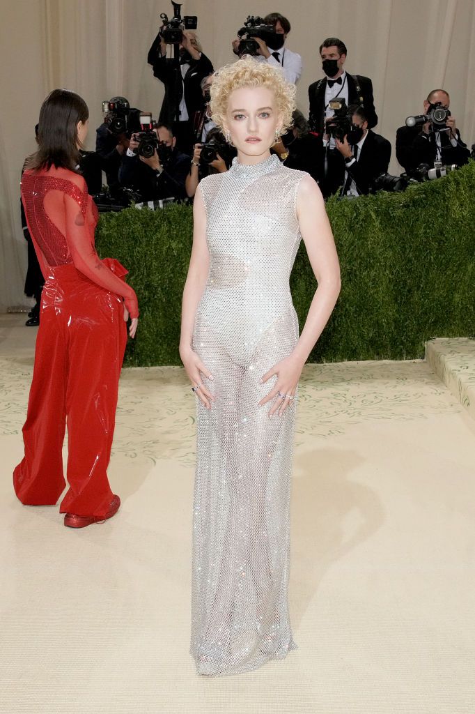 new york, new york   september 13 julia garner attends the 2021 met gala celebrating in america a lexicon of fashion at metropolitan museum of art on september 13, 2021 in new york city photo by jeff kravitzfilmmagic