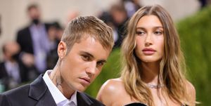 new york, new york september 13 justin bieber and hailey bieber attend the 2021 met gala celebrating in america a lexicon of fashion at metropolitan museum of art on september 13, 2021 in new york city photo by theo wargogetty images