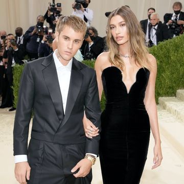 new york, new york   september 13 justin bieber and hailey bieber attend the 2021 met gala celebrating in america a lexicon of fashion at metropolitan museum of art on september 13, 2021 in new york city photo by jeff kravitzfilmmagic