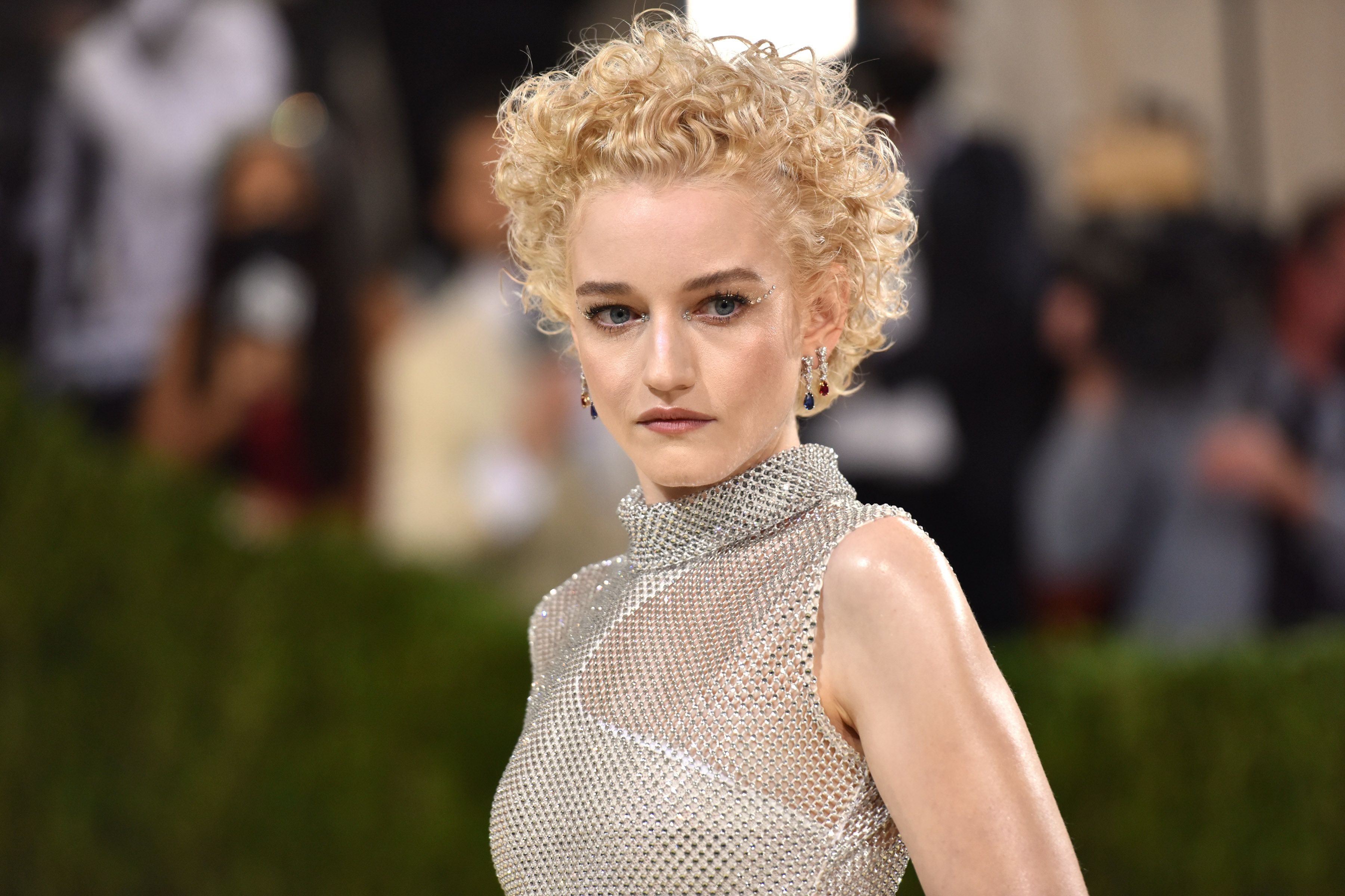 kaldenavn Pirat Gamle tider Inventing Anna's Julia Garner Discusses Hollywood Auditions And Not Being  The Girl Next Door