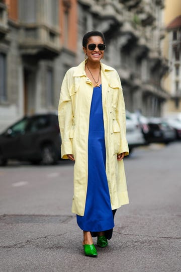 vestido azul en el street style de milán