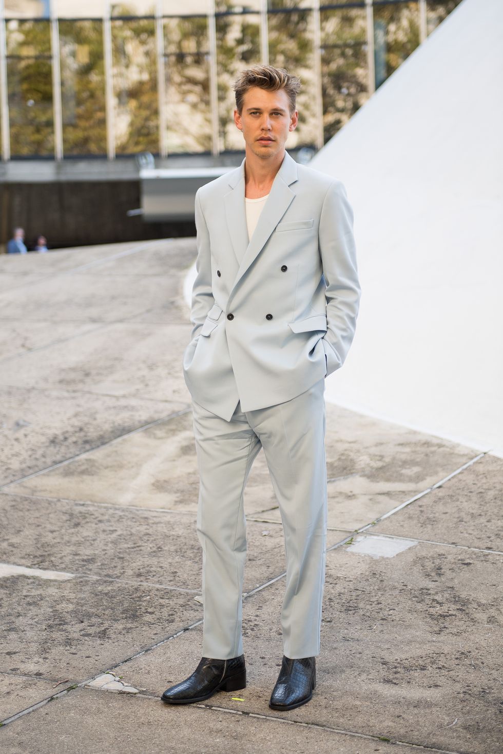 paris, france   october 04 austin butler attends the stella mc cartney womenswear springsummer 2022 show as part of paris fashion week on october 04, 2021 in paris, france photo by jacopo raulegetty images