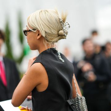 vanessa hong wears a silver large hair clip during paris fashion week womenswear spring summer 2022