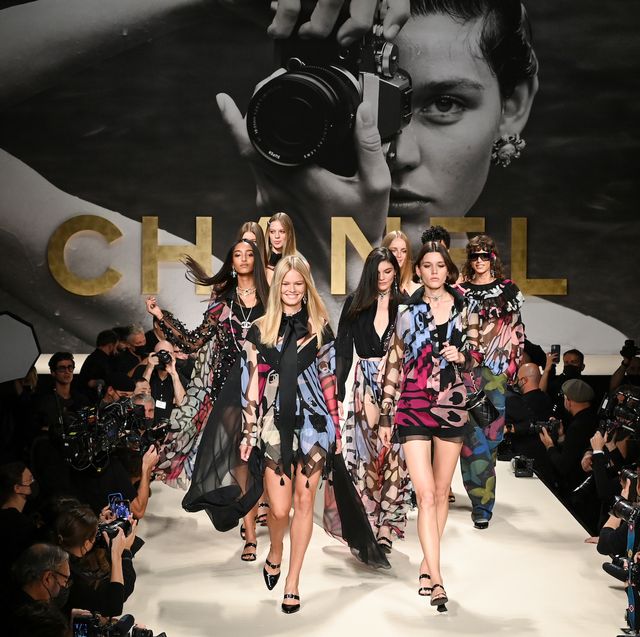 90s on Instagram: “Chanel Spring, 1993 Ready-to-Wear  #naomicampbell#gianniversace #claudiaschiffer#cindycrawford  #nadegedubospertus#helenachristens… en 2023