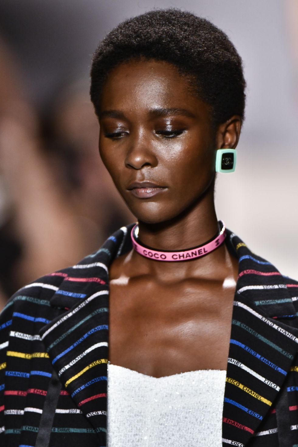 How to wear your earrings in 2020? The answer with CHANEL's style
