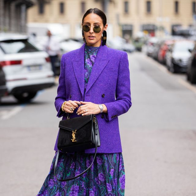 blazer morada en el street style de milán