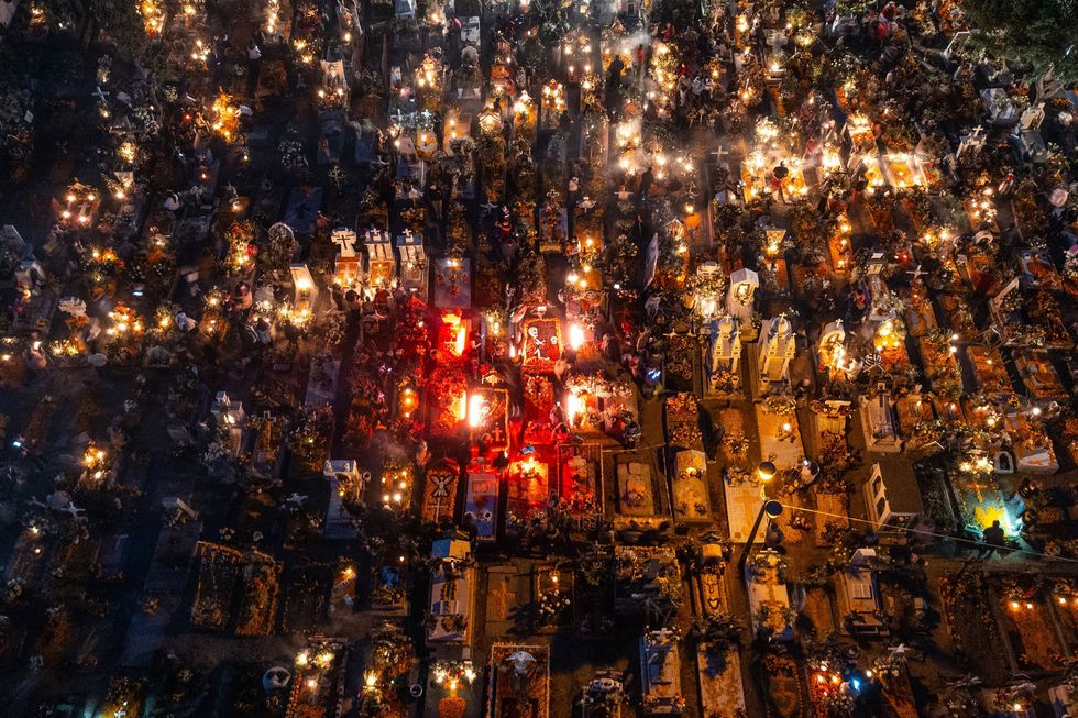 Luchtfoto van de begraafplaats San Andres in Mixquic een buitenwijk van MexicoStad tijdens de viering van Da de los Muertos in 2021 Met Da de los Muertos een van de populairste feestdagen in het land worden de overledenen herdacht met offergaven familiebijeenkomsten en bezoek aan hun graf