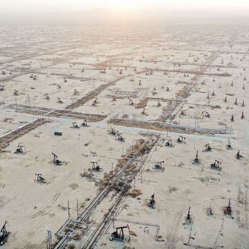 methane-cuts Jaknikkers in actie op het Belfridge olieveld in McKittrick in de staat Californi Bij olieproductie komt regelmatig methaan vrij ook wanneer de bronnen niet worden gebruikt In de onlangs ondertekende Inflation Reduction Act is ruim een miljard dollar uitgetrokken voor preventie onderzoek en reparatie van lekkages van het krachtige en gevaarlijke broeikasgas door olie en gasbedrijven
