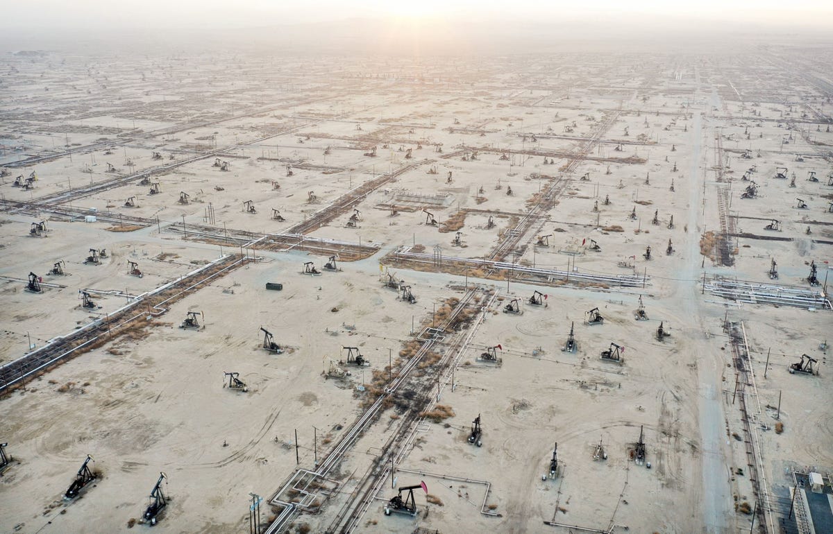 Jaknikkers in actie op het Belfridge olieveld in McKittrick in de staat Californi Bij olieproductie komt regelmatig methaan vrij ook wanneer de bronnen niet worden gebruikt In de onlangs ondertekende Inflation Reduction Act is ruim een miljard dollar uitgetrokken voor preventie onderzoek en reparatie van lekkages van het krachtige en gevaarlijke broeikasgas door olie en gasbedrijven