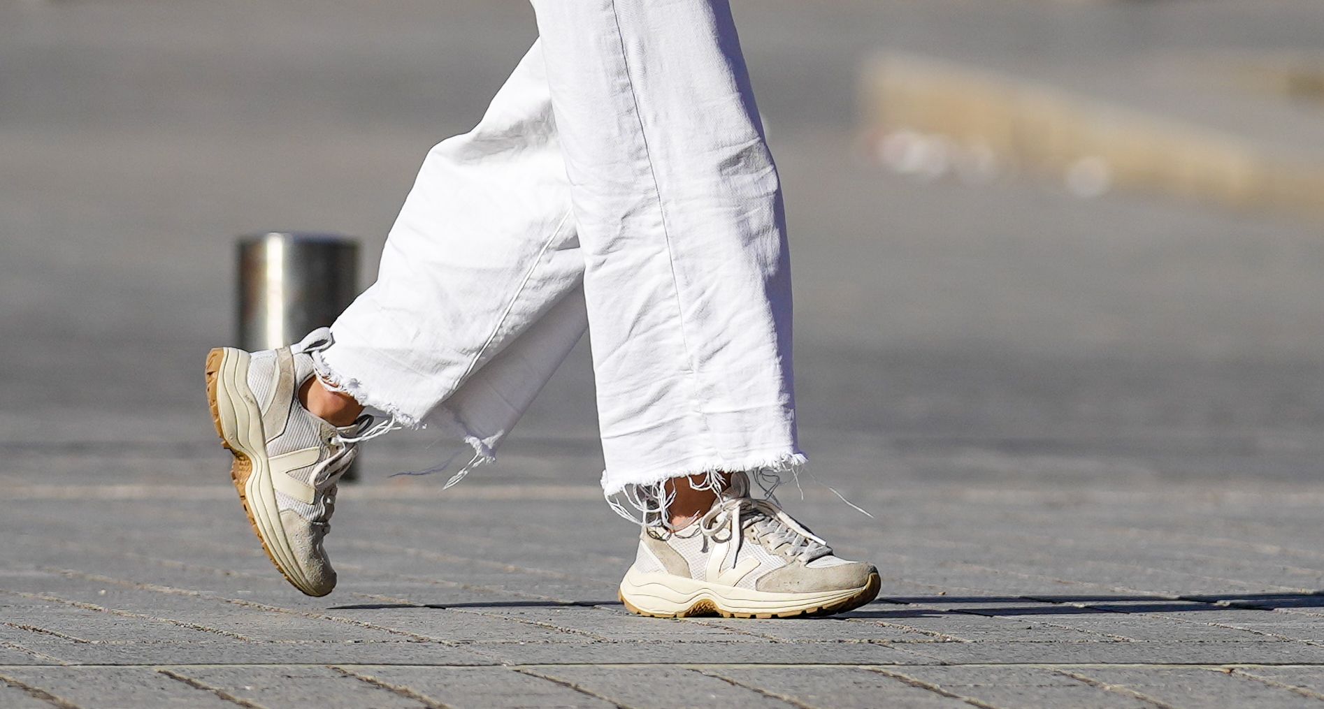 10 zapatillas blancas con descuento para llevar con vestidos