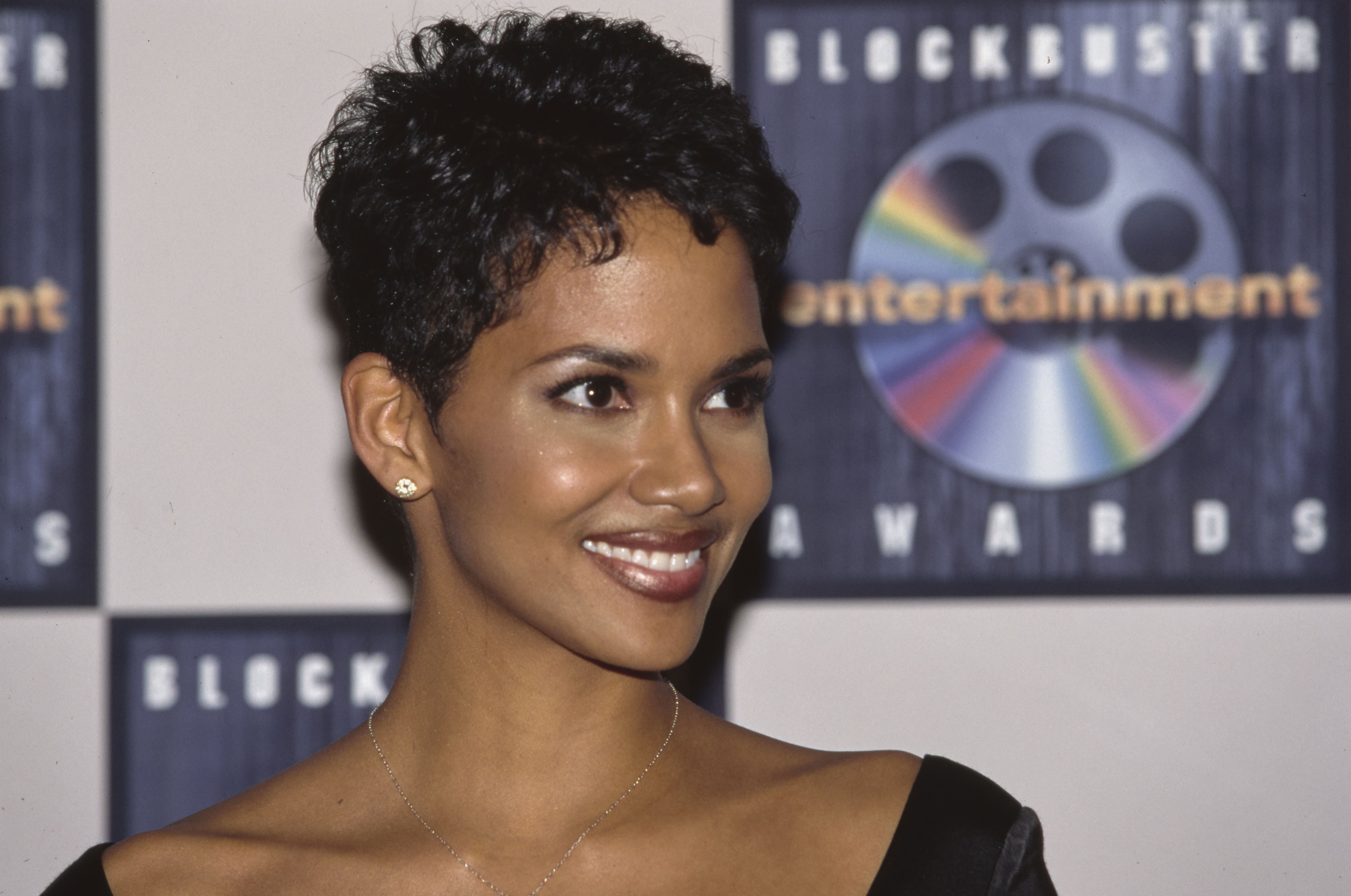 Halle Berry ricorda con affetto l’incontro con Pierce Brosnan