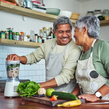 senior couple preparing a healthy smoothie