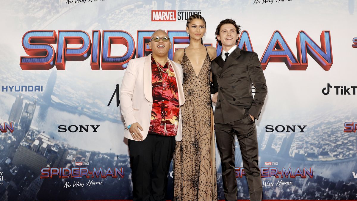preview for Zendaya Helped Andrew Garfield Improvise THIS Emotional ‘Spider-Man’ Scene!