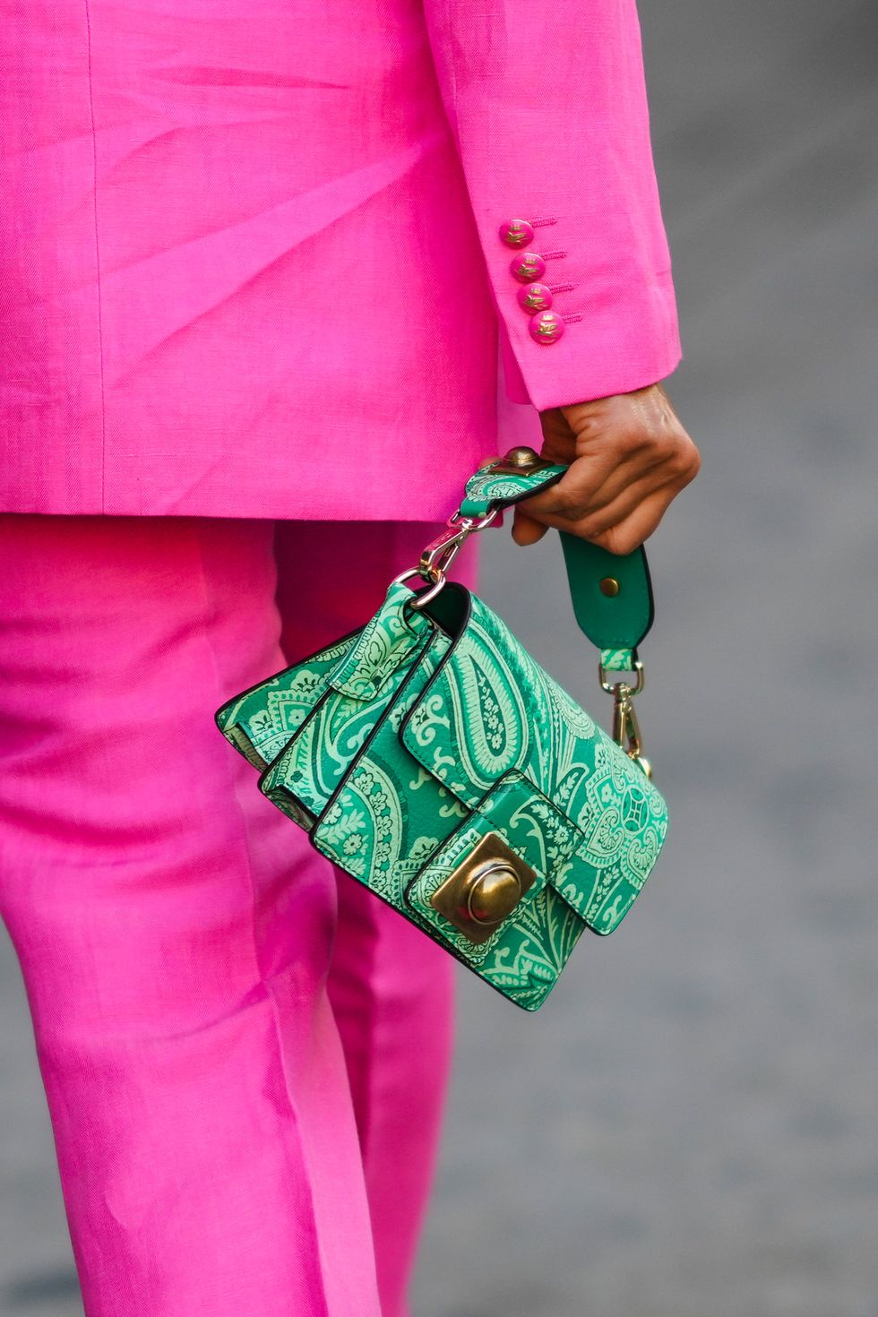 milan, italy january 16 tamu mcpherson wears a bold pink oversized blazer jacket, matching flared suit pants, a green leather bag, outside the etro fashion show during the milan mens fashion week fallwinter 20222023 on january 16, 2022 in milan, italy photo by edward berthelotgetty images