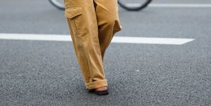 pantalón cargo en el street style de parís