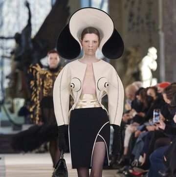 ウクライナ　ロシア　戦争　侵攻　パリ　モデル　ファッションウィーク