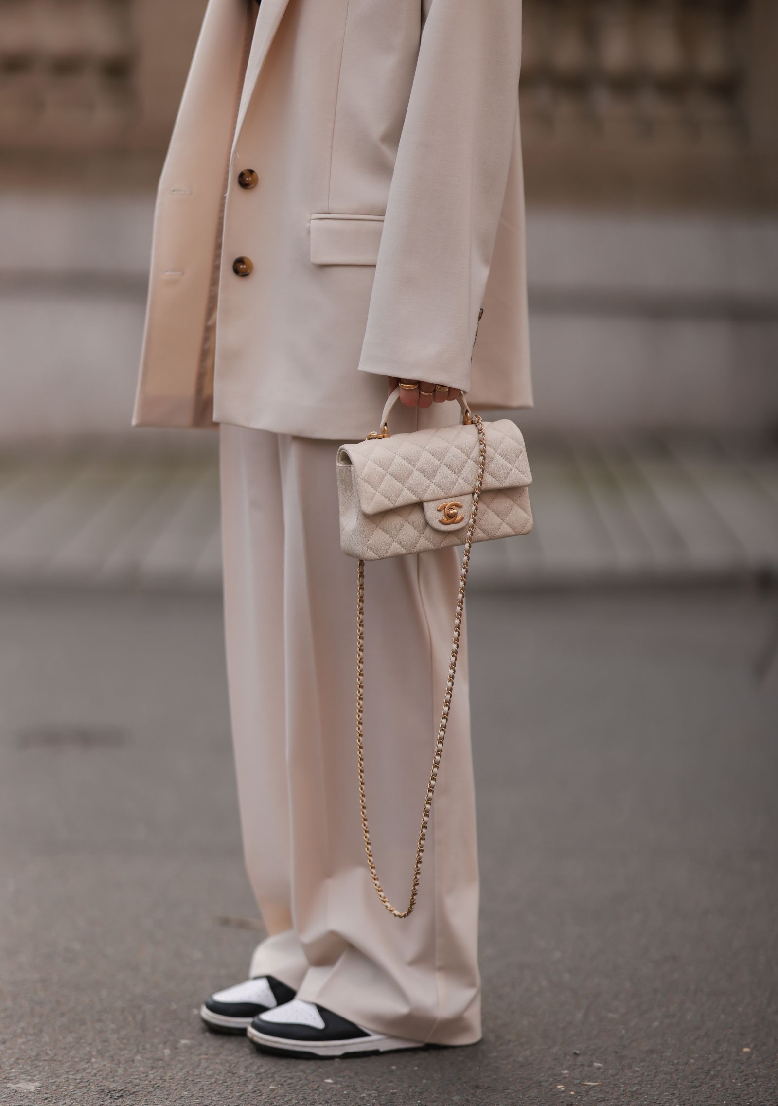 Mujer elegante en bastante beige arena traje chaqueta pantalones