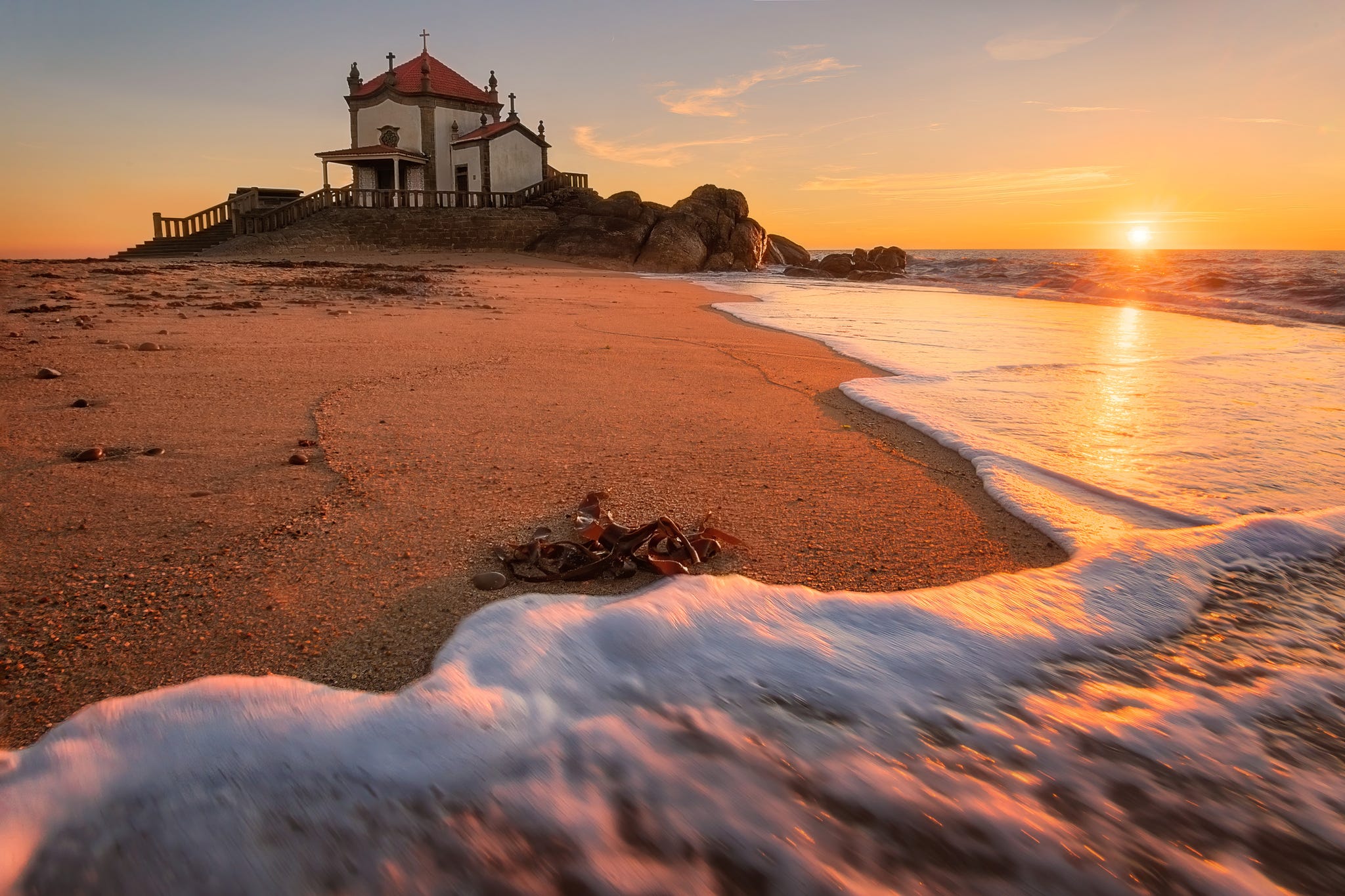 het strand van praia de miramar in portugal