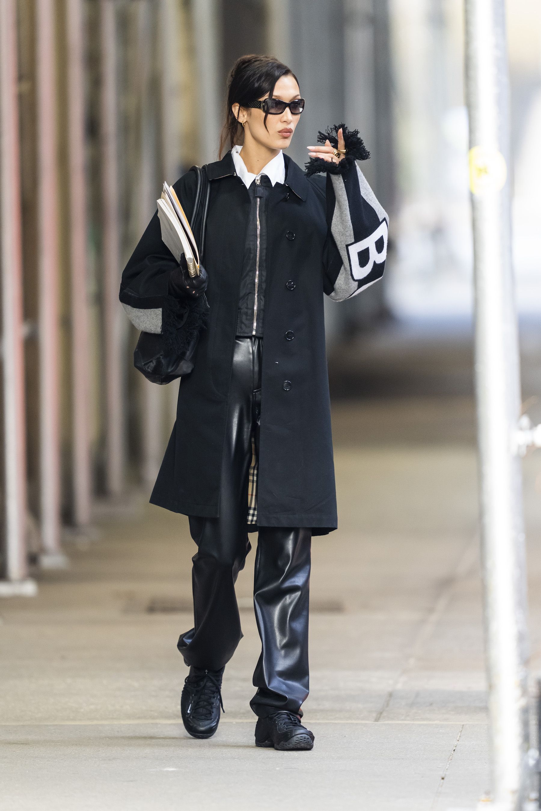 Motivere Sodavand kærlighed Bella Hadid Pairs a Burberry Coat with Leather Trousers