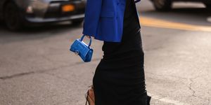 bolso azul en el street style de nueva york