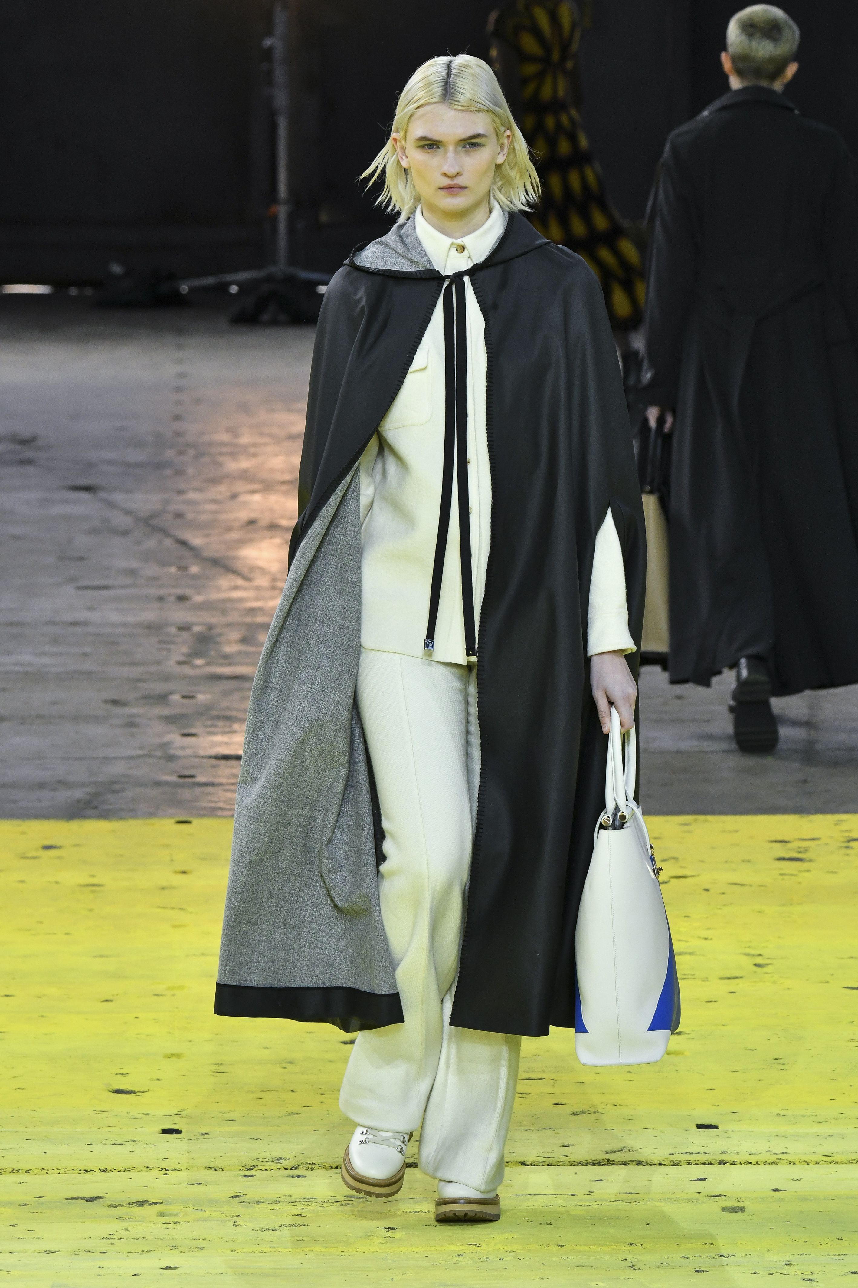 Damen Kleidung Jacken & Mäntel Capes & Ponchos Mango Capes & Ponchos Thin grey coat with hood 