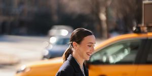 mujer sonriendo en nueva york