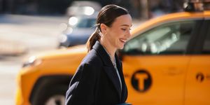 mujer sonriendo en nueva york
