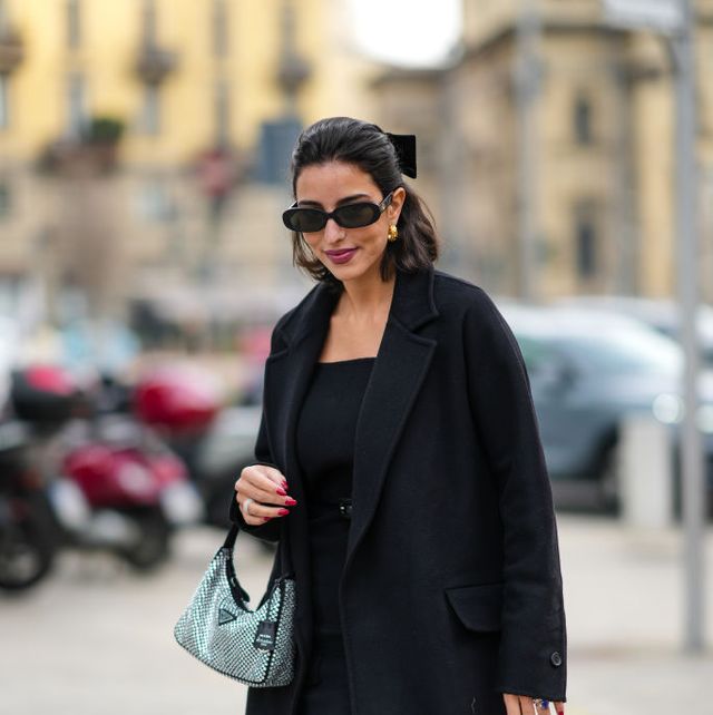 vestido negro en el street style de milán