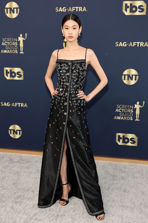 santa monica, california   february 27 hoyeon jung attends the 28th annual screen actors guild awards at barker hangar on february 27, 2022 in santa monica, california photo by amy sussmanwireimage