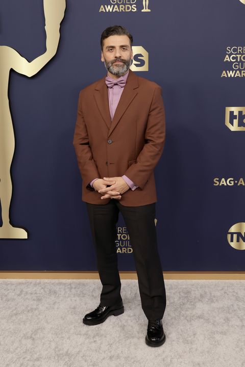 santa monica, california   february 27 oscar isaac attends the 28th annual screen actors guild awards at barker hangar on february 27, 2022 in santa monica, california photo by frazer harrisongetty images