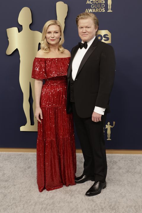 santa monica, california   february 27 l r kirsten dunst and jesse plemons attend the 28th annual screen actors guild awards at barker hangar on february 27, 2022 in santa monica, california photo by frazer harrisongetty images