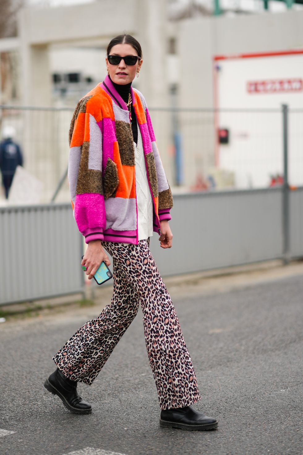 El pantalón de leopardo es el favorito de las estilistas para este invierno  2024 y así lo combinan ellas