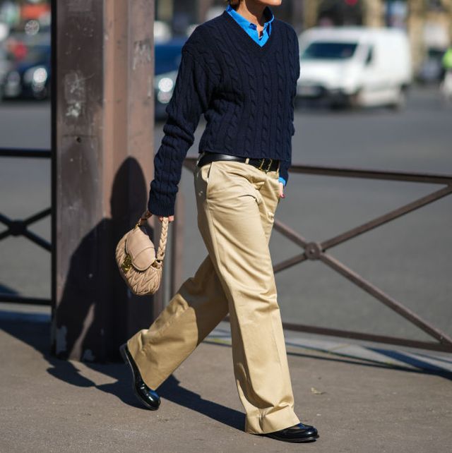 pantalon beige en el street style de paris