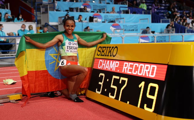 gudaf tsegay posa junto al tiempo con el que ha batido el récord de los campeonatos del mundo de pista cubierta en 1500 metros