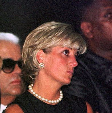 kaart Regeneratie formaat Gianni Versace's Funeral - Photos of Princess Diana & Naomi Campbell at Versace's  Funeral