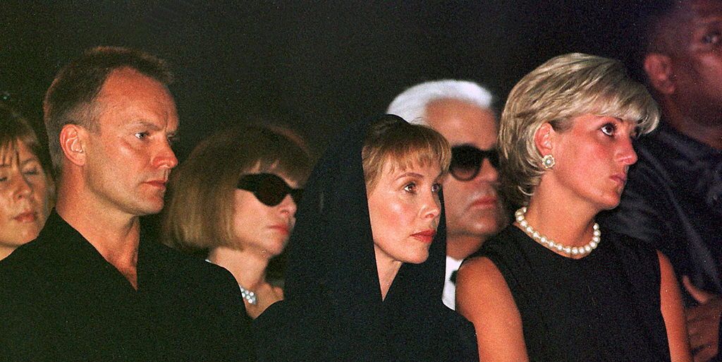 kaart Regeneratie formaat Gianni Versace's Funeral - Photos of Princess Diana & Naomi Campbell at Versace's  Funeral