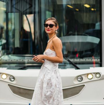 vestido blanco en el street style de parís