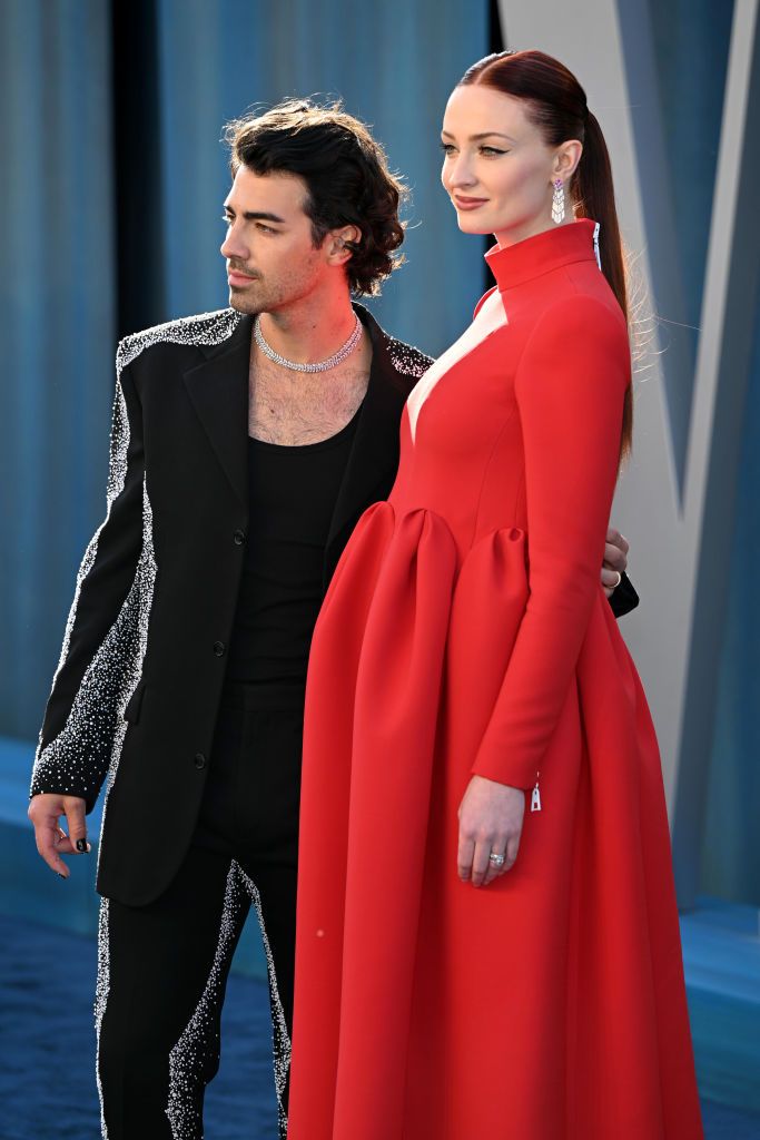 Pregnant Sophie Turner drops jaws at 2022 Vanity Fair Oscars party with Joe  Jonas