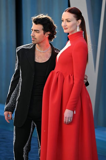 beverly hills, california   march 27 joe jonas and sophie turner attend the 2022 vanity fair oscar party hosted by radhika jones at wallis annenberg center for the performing arts on march 27, 2022 in beverly hills, california photo by daniele venturelliwireimage