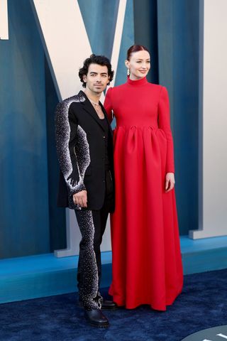 beverly hills, california   march 27 l r joe jonas and sophie turner attend the 2022 vanity fair oscar party hosted by radhika jones at wallis annenberg center for the performing arts on march 27, 2022 in beverly hills, california photo by dimitrios kambouriswireimage