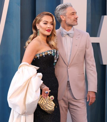 beverly hills, california   march 27 l r rita ora and taika waititi attend the 2022 vanity fair oscar party hosted by radhika jones at wallis annenberg center for the performing arts on march 27, 2022 in beverly hills, california photo by john shearergetty images