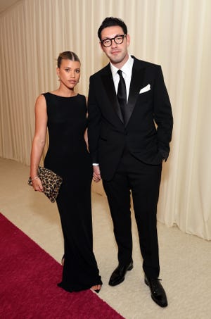 west hollywood, california march 27 l r sofia richie and elliot grainge attend the elton john aids foundations 30th annual academy awards viewing party on march 27, 2022 in west hollywood, california photo by amy sussmangetty images for elton john aids foundation