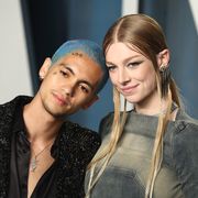 beverly hills, california   march 27 l r dominic fike and hunter schafer attend the 2022 vanity fair oscar party hosted by radhika jones at wallis annenberg center for the performing arts on march 27, 2022 in beverly hills, california photo by arturo holmesfilmmagic