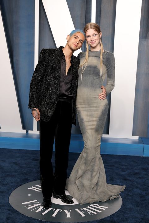 beverly hills, california   march 27 l r dominic fike and hunter schafer attend the 2022 vanity fair oscar party hosted by radhika jones at wallis annenberg center for the performing arts on march 27, 2022 in beverly hills, california photo by john shearergetty images