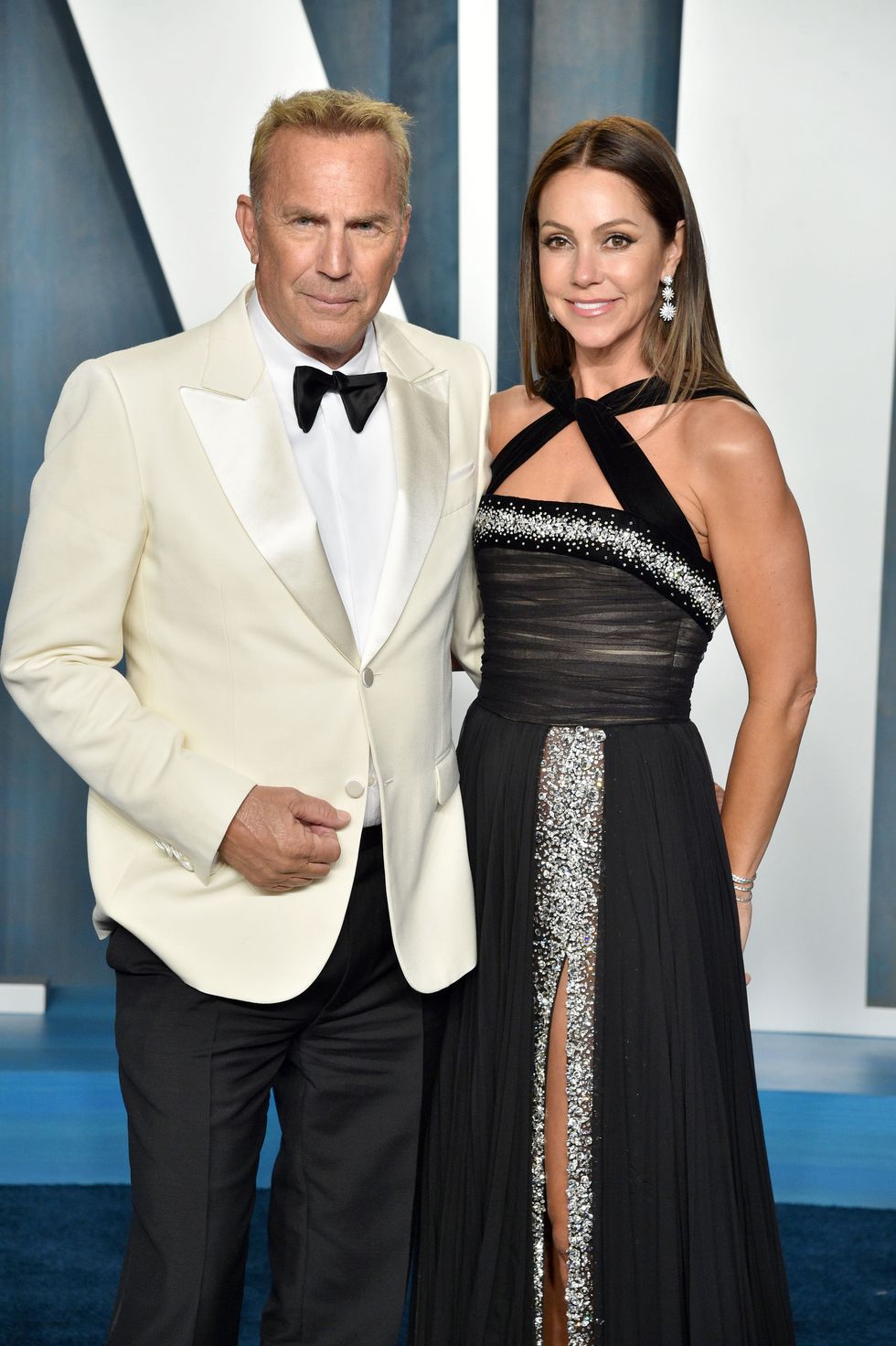 beverly hills, california march 27 l r kevin costner and christine baumgartner attend the 2022 vanity fair oscar party hosted by radhika jones at wallis annenberg center for the performing arts on march 27, 2022 in beverly hills, california photo by lionel hahngetty images
