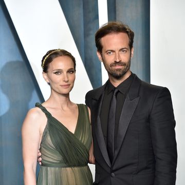 beverly hills, california march 27 natalie portman and benjamin millepied attend the 2022 vanity fair oscar party hosted by radhika jones at wallis annenberg center for the performing arts on march 27, 2022 in beverly hills, california photo by lionel hahngetty images