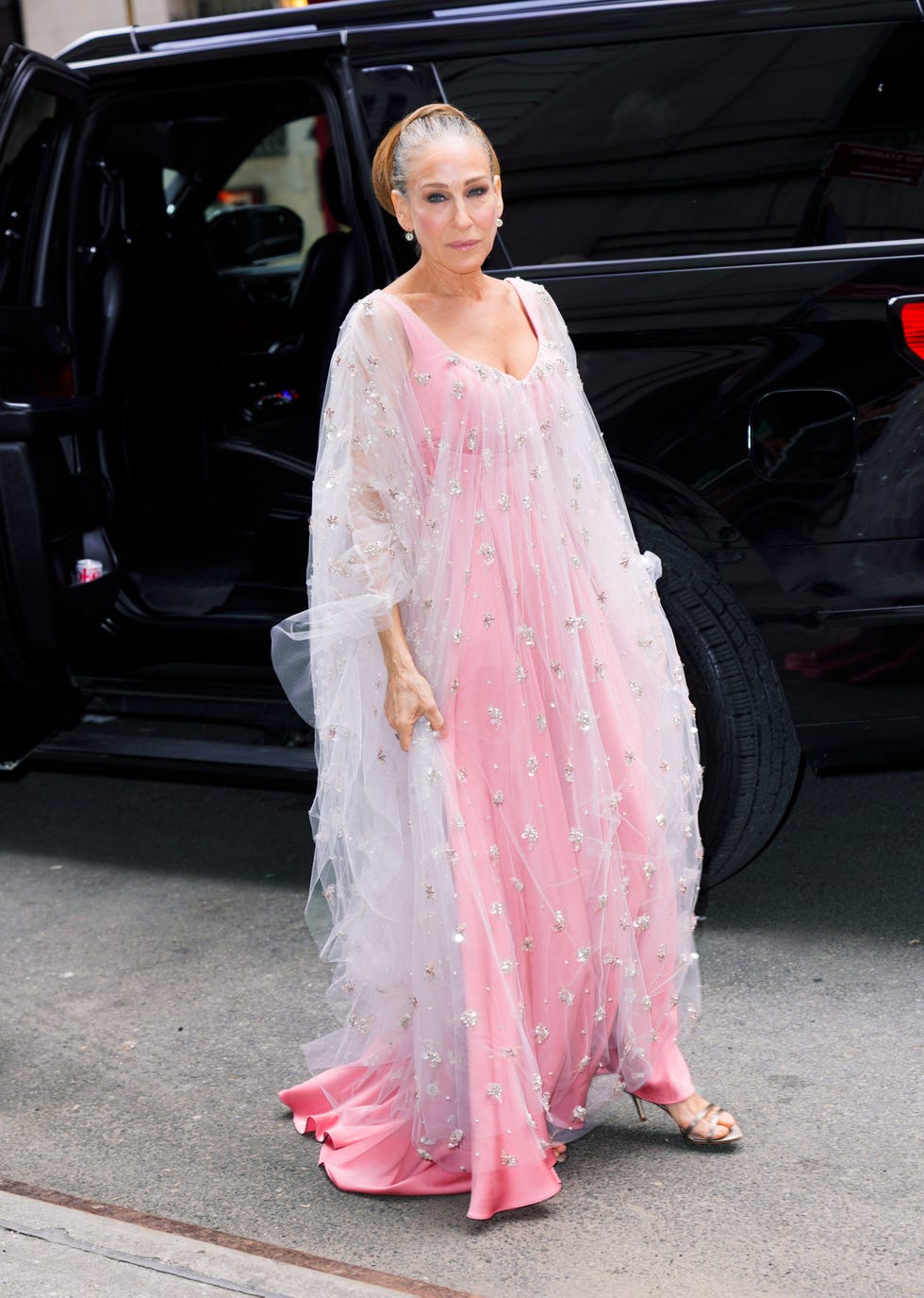 WornOnTV: Carrie's pink metallic paisley gown on And Just Like That, Sarah  Jessica Parker